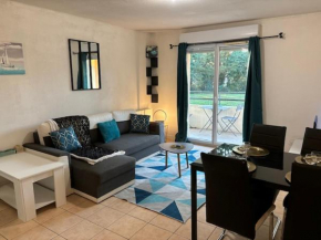 T2 design 4 pers bord du Canal du Midi PMR, avec Parking et terrasse